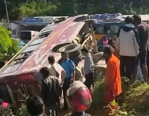 काठमाडौँबाट ओखलढुंगा जाँदै गरेको बस खुर्कोटमा दुर्घटना